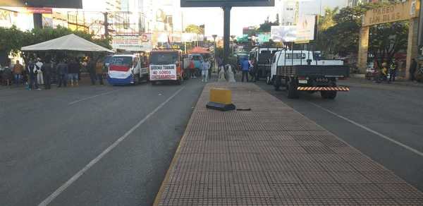 CDE: Transportistas de cargas mantienen bloqueadas la entrada y salida del país - ADN Paraguayo