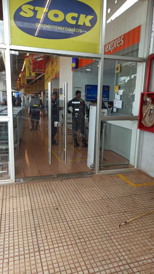 Motochorros roban dinero de boca de cobranza del banco Itaú en Franco