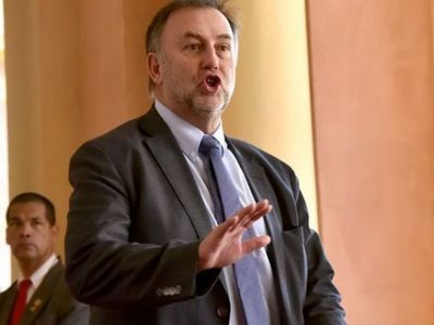 Benigno sigue desesperado por tener otros US$ 350 palos verdes y lo solicitó al Senado