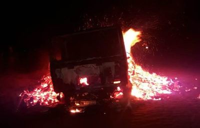Incendio destruye por completo un camión - ABC en el Este - ABC Color