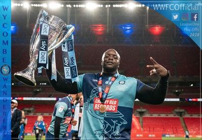 Akinfenwa, del desempleo a la felicitación de Klopp - Fútbol - ABC Color