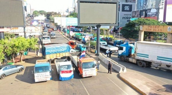 Transportistas de carga bloquean paso en frontera de Ciudad del Este