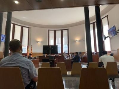 Condenaron a dos jóvenes por violar “en manada” a una menor en Barcelona: la secuestraron, abusaron de ella y divulgaron las imágenes