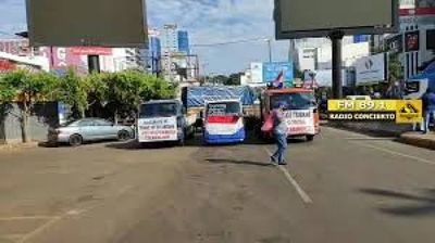 CDE: Transportistas de cargas mantienen bloqueadas la entrada y salida del país