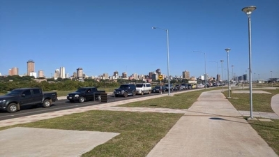 HOY / Muchas personas hacen colas en la Costanera para la prueba del COVID-19