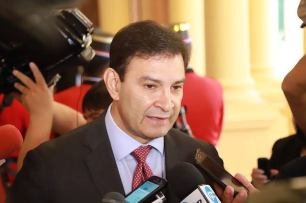 "Jugadores de refresco" le vendrían bien al equipo de Mario Abdo, dice senador