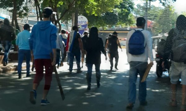 Violentos manifestantes exigen a comerciantes adherirse a movilización