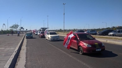 HOY / Funcionaron realizaron caravana en rechazo a la expropiación de tierras de Copaco
