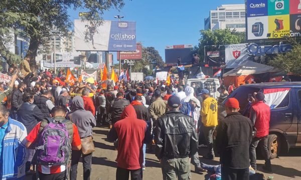 Sin distanciamiento y sin tapabocas, protestan contra la corrupción durante la pandemia