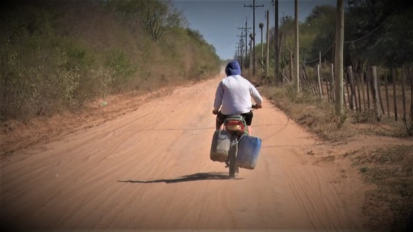 Pobladores reclaman falta de agua en los barrios de Loma Plata