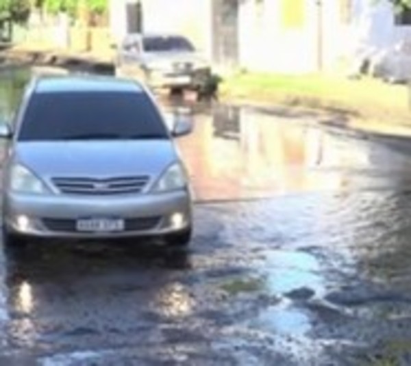 Barrio Tacumbú entre baches y agua servida - Paraguay.com