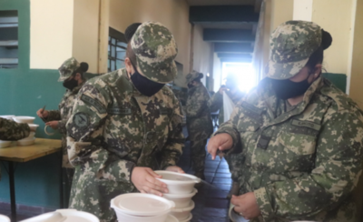 HOY / Militares preparan y distribuyen comida a zonas carenciadas en Villeta