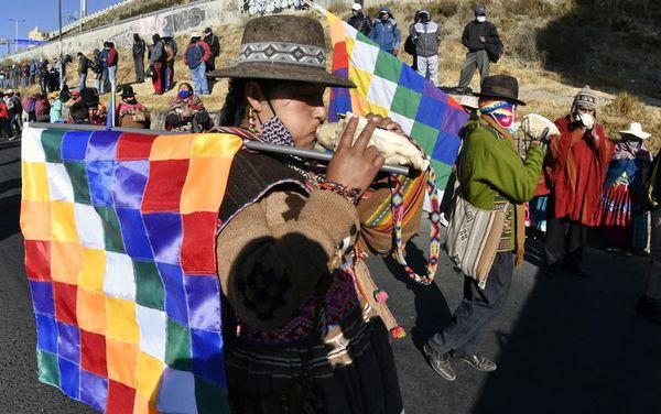 Miles de bolivianos desafían cuarentena y marchan contra gobierno de Áñez - Mundo - ABC Color