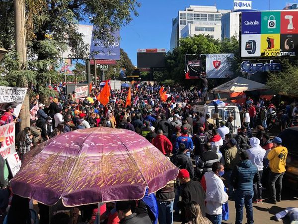 Robo y aglomeración durante manifestación en el centro de CDE - ABC en el Este - ABC Color