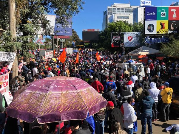 Robo y aglomeración durante manifestación en el centro de CDE - ABC en el Este - ABC Color