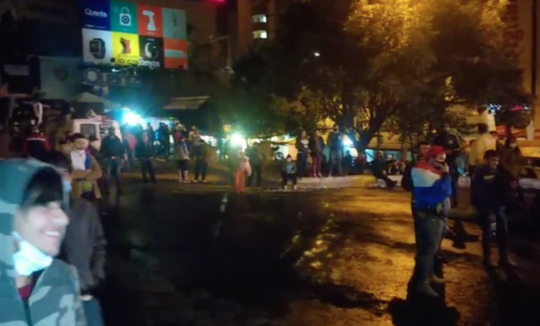 HOY / Protesta en CDE ante la crisis económica: reportan incidentes entre manifestantes y la Policía