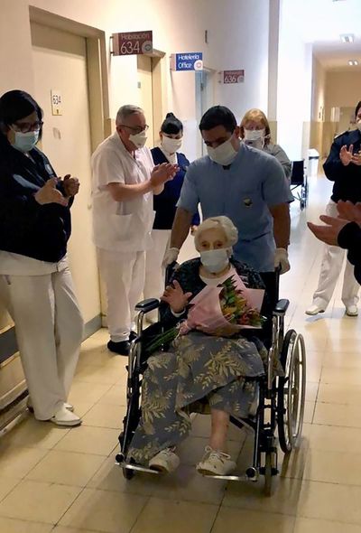 Mujer de 101 años supera la covid-19 y sale de alta en Argentina - Mundo - ABC Color