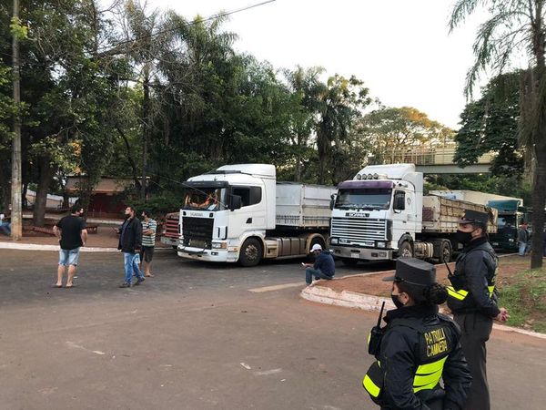 Protesta contra el cierre de ruta en Ciudad del Este - ABC en el Este - ABC Color