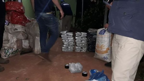 Allanan vivienda de acopio y empaquetado de marihuana en plena zona urbana de PJC - Nacionales - ABC Color