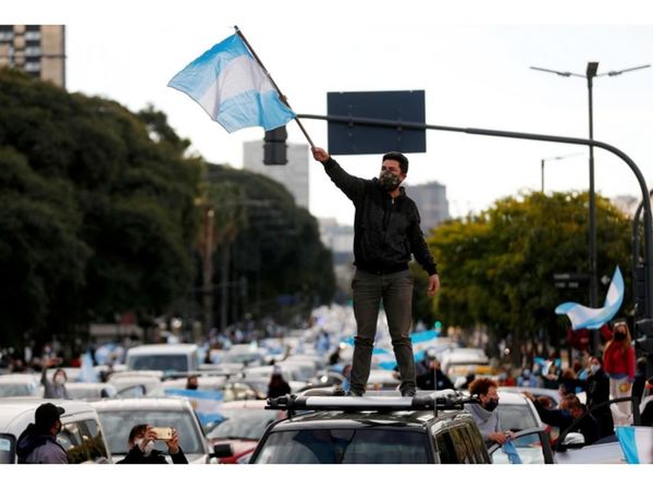 Calificadora rebaja a default la nota de  bonos argentinos