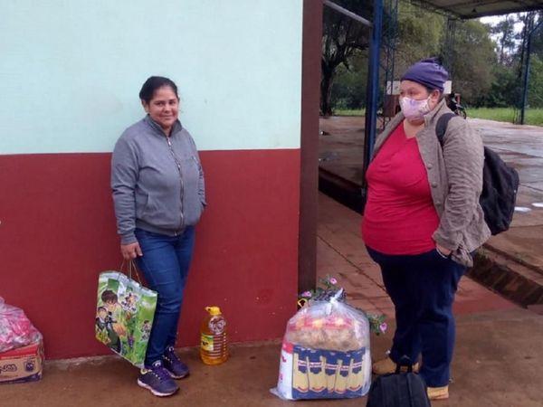 Trinidad entrega paquetes de almuerzo en las escuelas