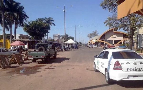 Desesperados ante el paro comercial, en  frontera se enfrentan a militares - Nacionales - ABC Color