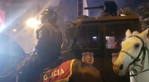 Protesta en CDE ante la crisis: reportan incidentes entre manifestantes y la Policía