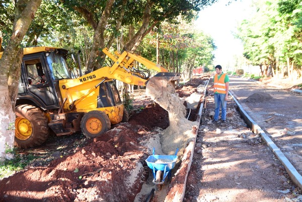 Siguen los trabajos para iluminación y desagüe pluvial en la costanera de CDE