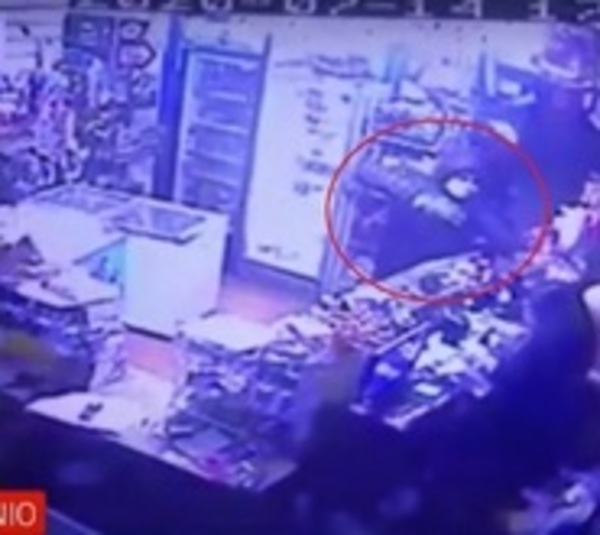Nuevo violento asalto a minimercado en San Antonio - Paraguay.com