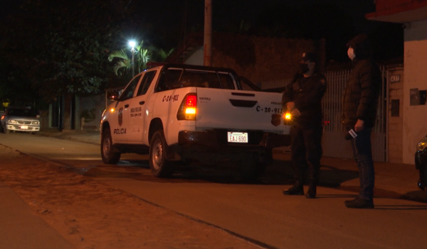 Tras denuncias por supuesta fiesta, policía interviene en casa de dirigente político