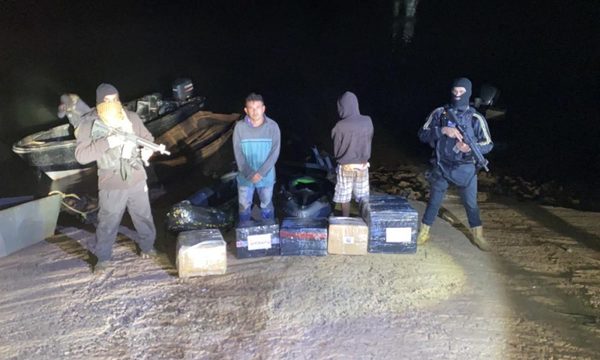 Detienen a hombres que intentaban cruzar el río con electrónicos