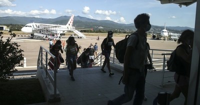 Sector aéreo pide “de rodillas” ayuda a los pasajeros, dice presidente de IATA