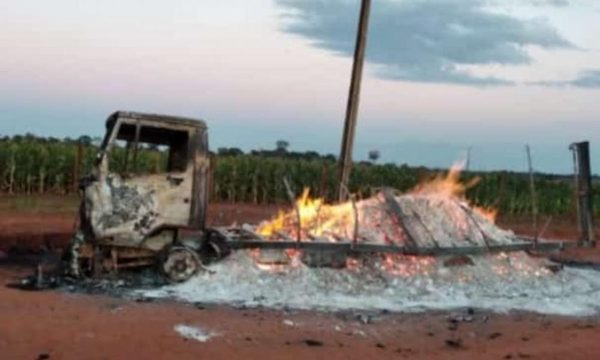 Camión cargado con carbón vegetal arde en llamas – Diario TNPRESS