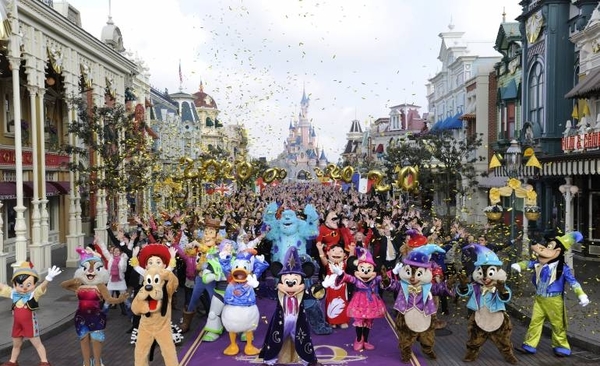 HOY / Disneyland París reabre tras la pandemia con mascarilla y con fe en el futuro