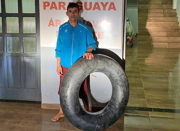 Ingenioso pero peligroso: cruzó el río Paraná con una cámara de cubierta pero fue detenido
