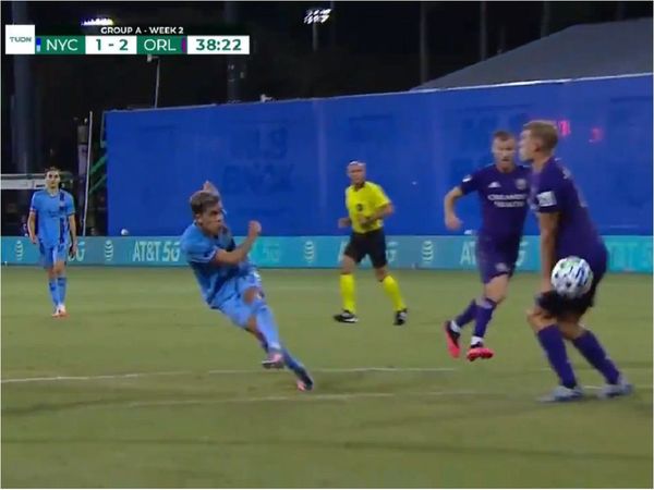 Golazo de Jesús Medina en la MLS