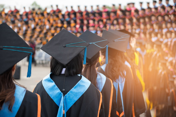 Así son las graduaciones que reconocen a los alumnos mejor preparados de la historia