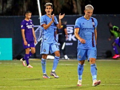 Jesús Medina anota un gol para el New York City