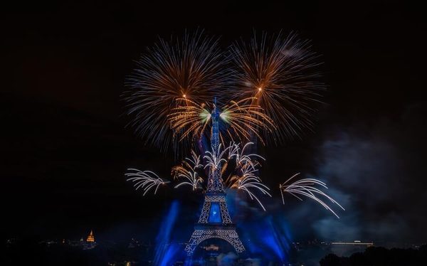 Celebran Día de la Bastilla con imponente show de fuegos artificiales