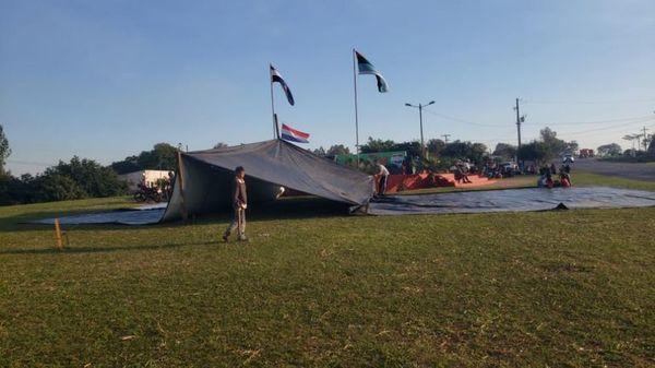 Indígenas acampan en rotonda de Yasy Cañy para exigir devolución de tierras ancestrales - Nacionales - ABC Color