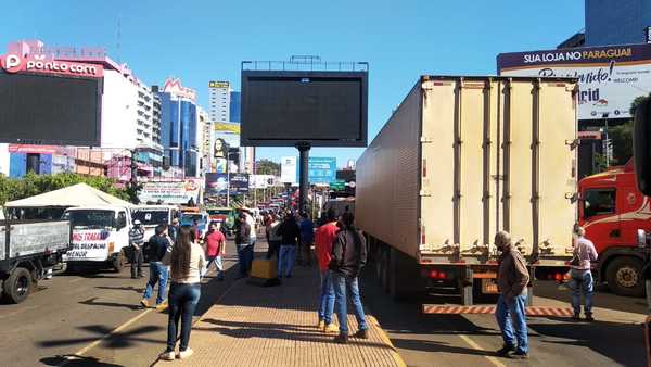 Camioneros de menor porte levantan medida de fuerza en CDE - Noticde.com