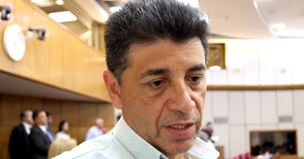 El liberal Víctor Ríos presiona por cambios en el gabinete de Abdo