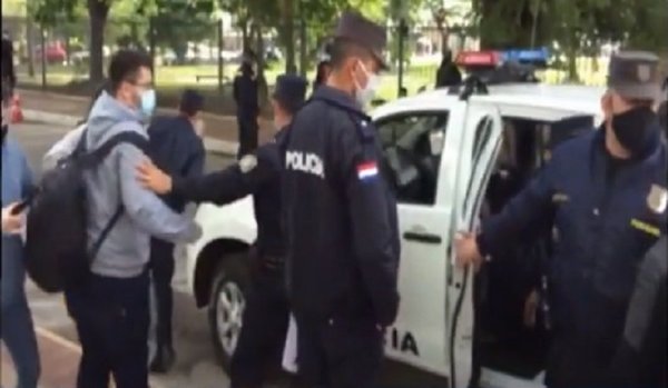 Retienen a universitario por no portar cédula | Noticias Paraguay