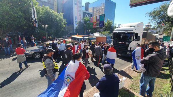 Restablecen parcialmente el despacho menor y camioneros levantan cierre de ruta - ABC en el Este - ABC Color
