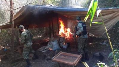 Comitiva fiscal policial destruye campamento y quema supuesta marihuana picada en Sidepar