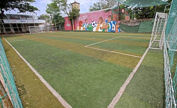 HOY / Canchas sintéticas abrirán desde el lunes, pese a negativa de Salud