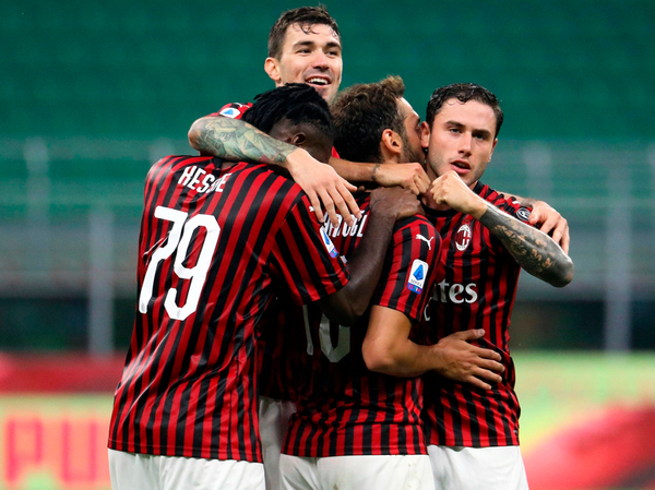 Milan aprovecha la frenada del Napoli para colocarse en puestos de copa europea