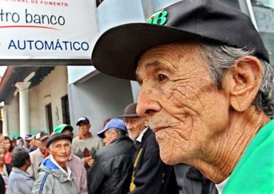 Hacienda espera incorporar este año a 10.000 adultos mayores  para cobro de pensiones  - Periodísticamente - ABC Color