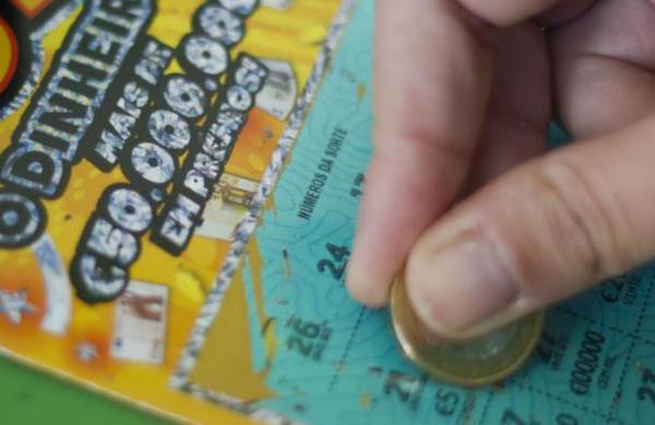 Hombre gana dos millones de dólares en la lotería gracias a una confusión del vendedor - C9N