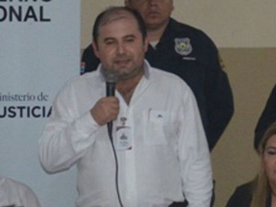 Ex director de cárcel imputado tras masacre se presenta luego de un año